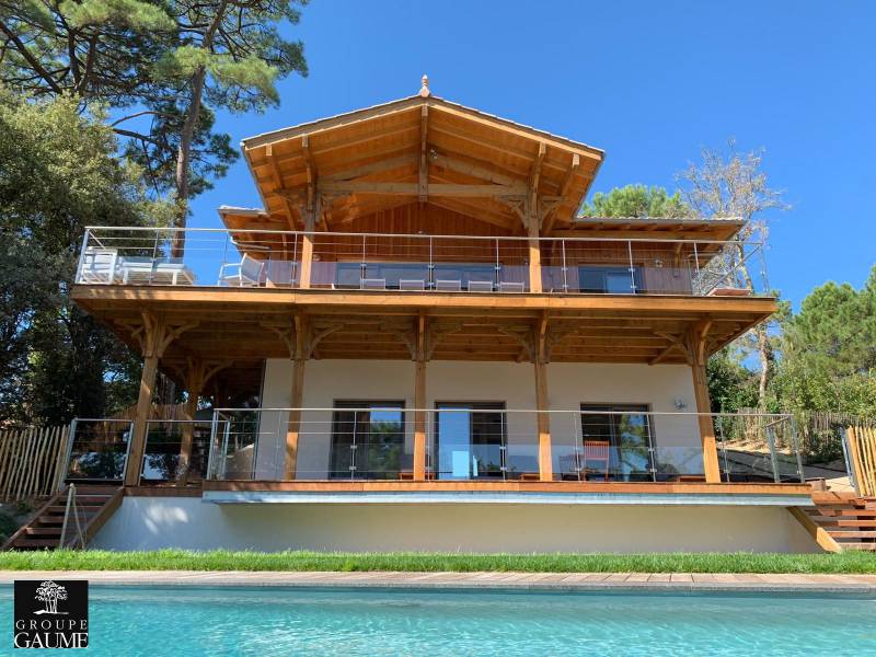 villa esprit cabane avec piscine Groupe Gaume Bassin d'Arcachon, vue de la villa depuis la forêt